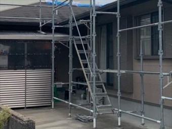 足場に設置された昇降階段