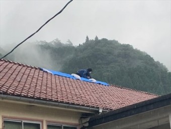 ブルーシートで雨養生をした瓦屋根