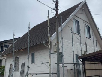 足場仮設途中のカラーベスト屋根
