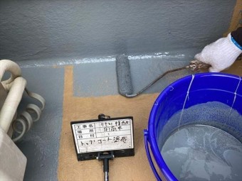 防水工事のトップコート塗布