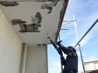 コンクリートの脆弱部分の撤去作業