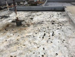 防水層の劣化した屋上
