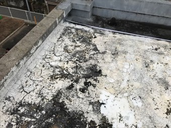 屋上の防水層の剝がれ