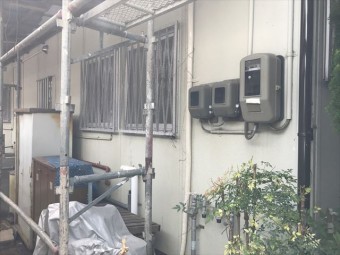 足場が設置された家の周囲