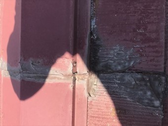 スレート屋根の棟板金のコーキング