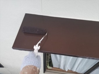 庇の塗装の上塗り