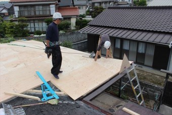 コンパネを張る作業