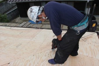 コンパネを張る作業
