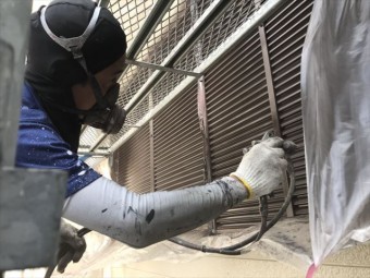 雨戸の吹き付け塗装