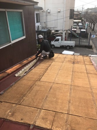 瓦棒の撤去作業中