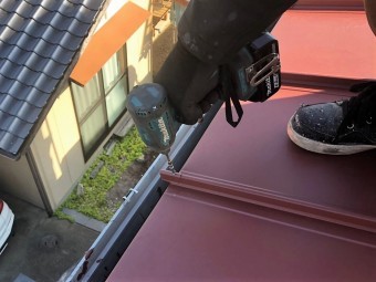瓦棒の端部にキャップを付ける