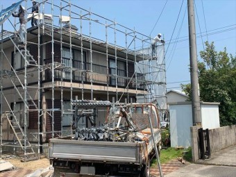仮設足場と部材運搬用のトラック