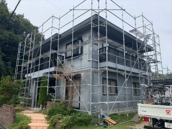 足場を立てた住宅