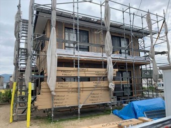 足場の建てられた住宅の外観