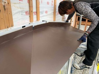 出窓屋根の板金を張る