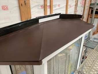 板金を張った出窓屋根