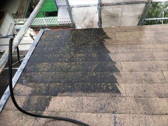 高圧洗浄の途中のスレート屋根