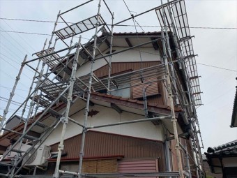 足場を組み立てた建物