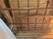 天井板を剥がした屋根裏
