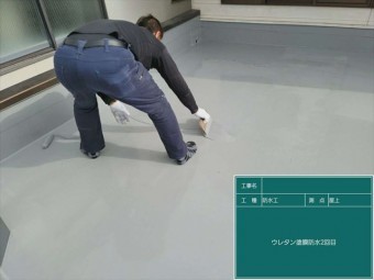 屋上の防水工事でウレタン樹脂塗料の塗布