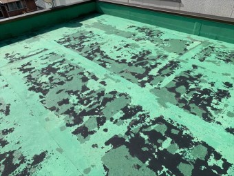 劣化したシート防水の屋上