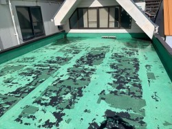 シート防水が劣化した屋上
