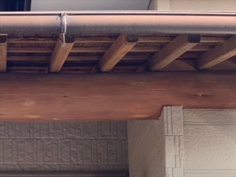 古くなって色褪せた雨樋