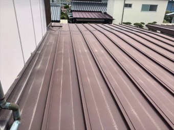 瓦棒葺きのトタン屋根