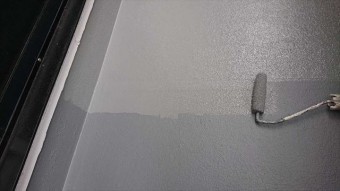 屋上防水のトップコート塗布2回目
