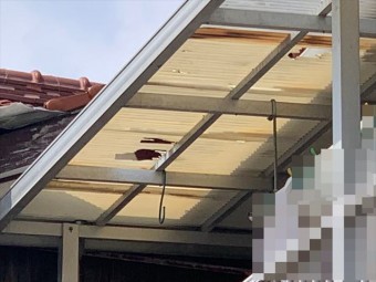 波板が破損したベランダ屋根