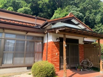 瓦屋根の家の外観