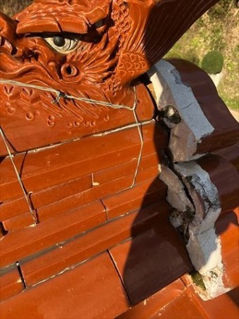 鬼瓦の漆喰の剥がれ