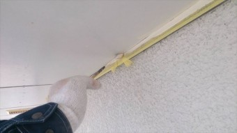 軒天の壁際を塗装