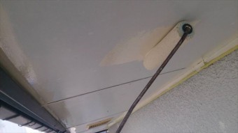 ローラーで軒天塗装