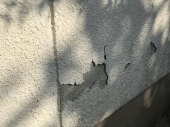 モルタル外壁の塗膜の剥がれ