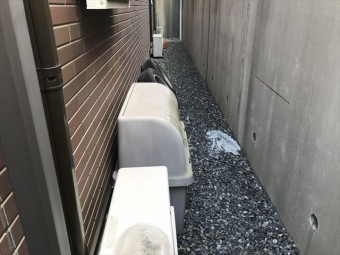 建物廻りの狭い通路