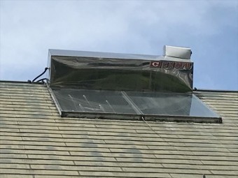 スレート屋根の上の太陽熱温水器