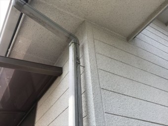 黒く汚れた雨樋