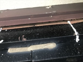 取り合い板金の浮き