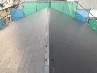 塗装してキレイになったスレート屋根