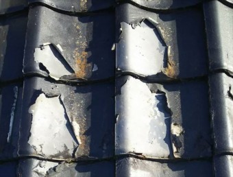 セメント瓦屋根の塗膜の剝がれ