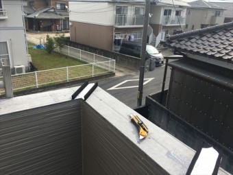 笠木を施工中のベランダ