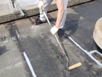 防水工事のプライマー塗布
