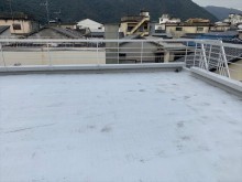 屋上の色褪せた防水層