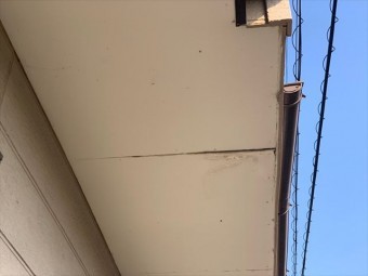 反って隙間ができた軒天