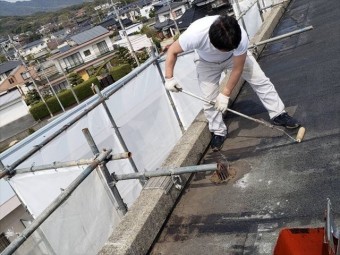 防水工事のプライマー塗布