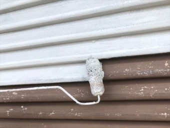 雨戸の下塗り