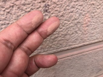 チョーキングした壁を触った手