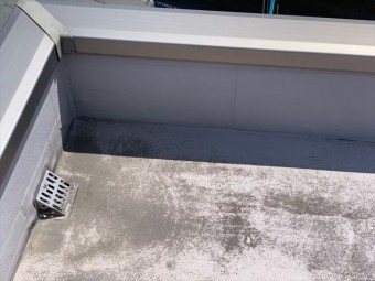 屋上の笠木と排水口