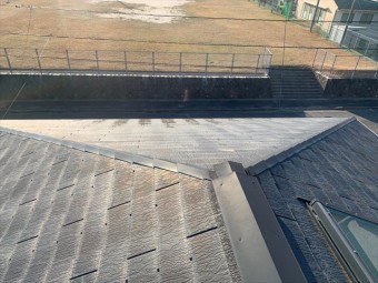 塗膜が劣化して色あせたスレート屋根